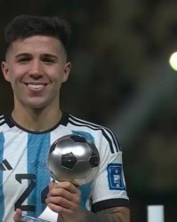  切尔西年轻中场恩佐费尔南德斯首秀惊艳，策划两粒进球