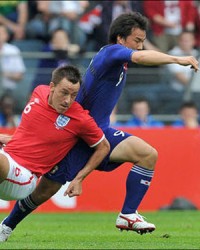  弗赖堡防守反击战术奏效逼平强大对手