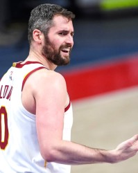  勇士主场力克凯尔特人，库里三分雨浇灭绿军攻势