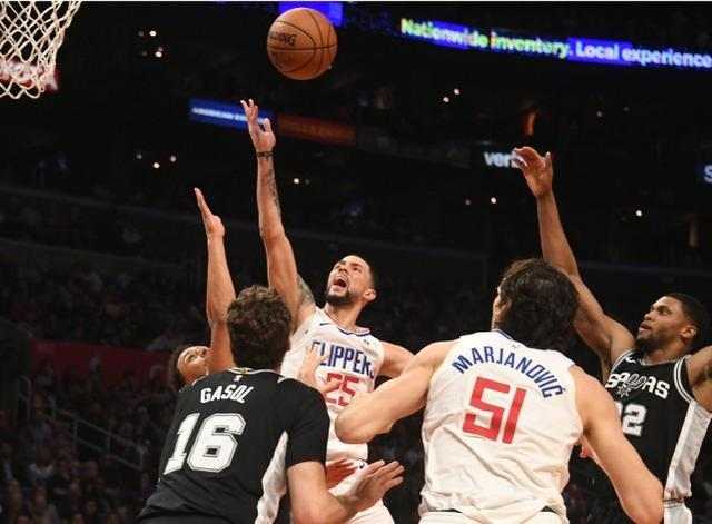  申京组织串联火箭险胜马刺保留希望